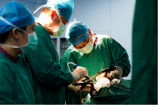 国内首例帕金森病＂方向性电极+感知型脑起搏器＂植入手术,在合肥华安脑科医院成功完成